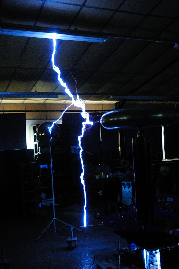 Tesla coil streamer splits into three forks